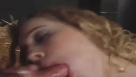 Blonde füchsin weit gedehnt in der scheune, doggystyleing