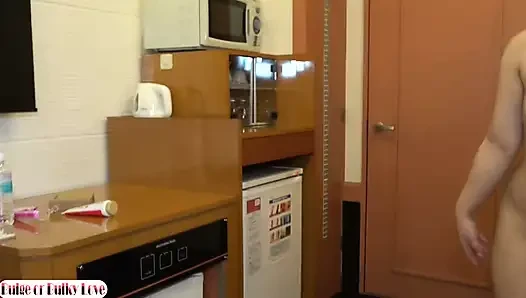 Büyük göğüsler zıplıyor, tam tatil sıcağında dinamit bir vücut. Noel gecesi dölleme, tatlı ve vahşi!