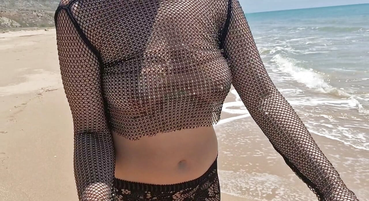 โชว์นมและหีบนชายหาด