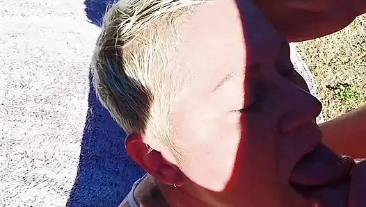 Nikki suxxx sigara içiyor