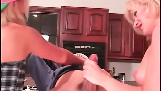 Tatlı memeli sarışın sürtük ikili mutfakta sert yaraklı adamdan ateşli sikişiyor