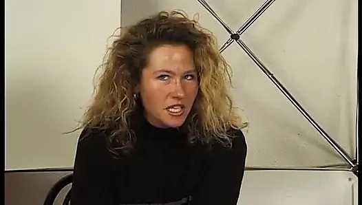 Brünette reife dame bläst harten schwanz beim casting