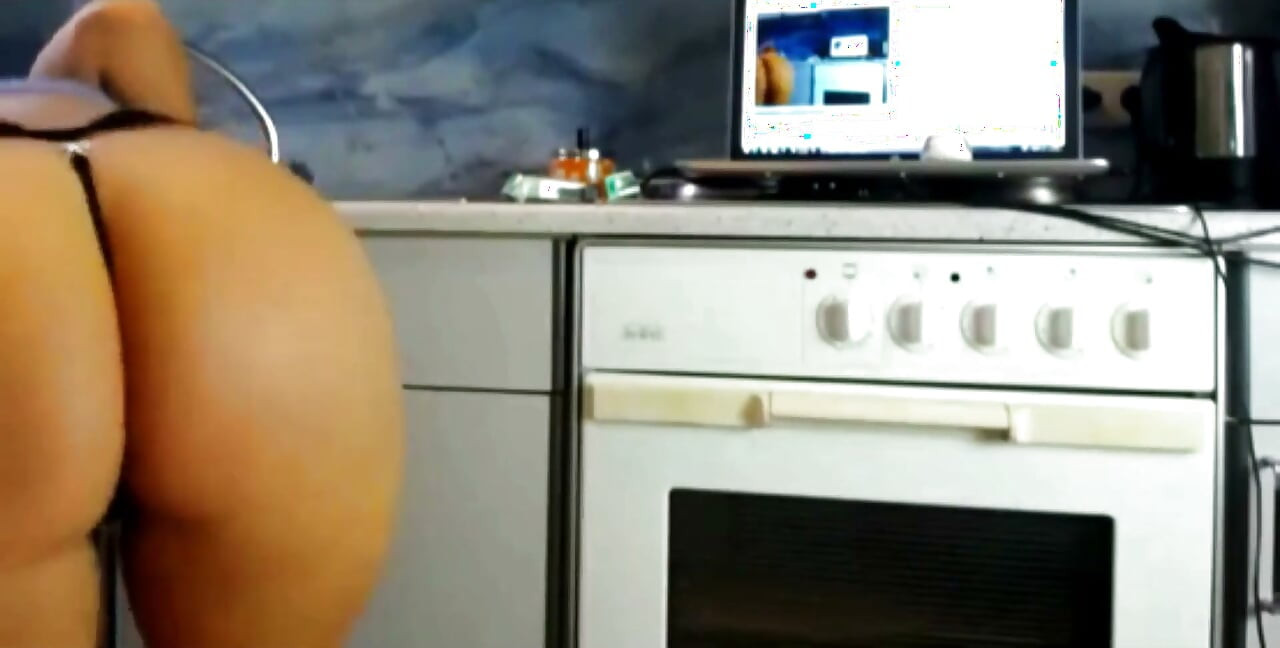 פיתוי מחרוזת G-String: צפו בסקסידאה מתהדרת בקימורים המפתים שלה