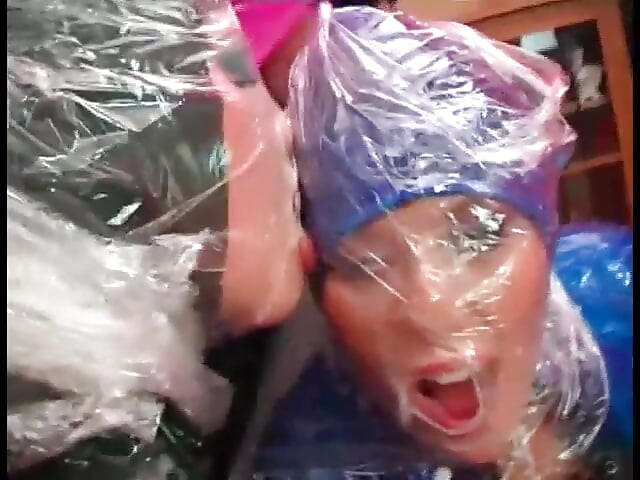 Zwei versaute sklaven in latex lutschen einen harten großen schwanz