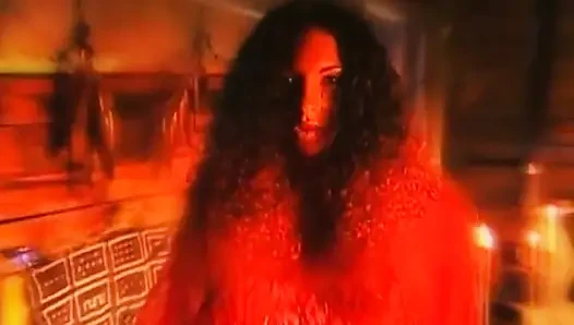 Cewek hot rambut cokelat lagi asik muasin memeknya pakai lilin sensual