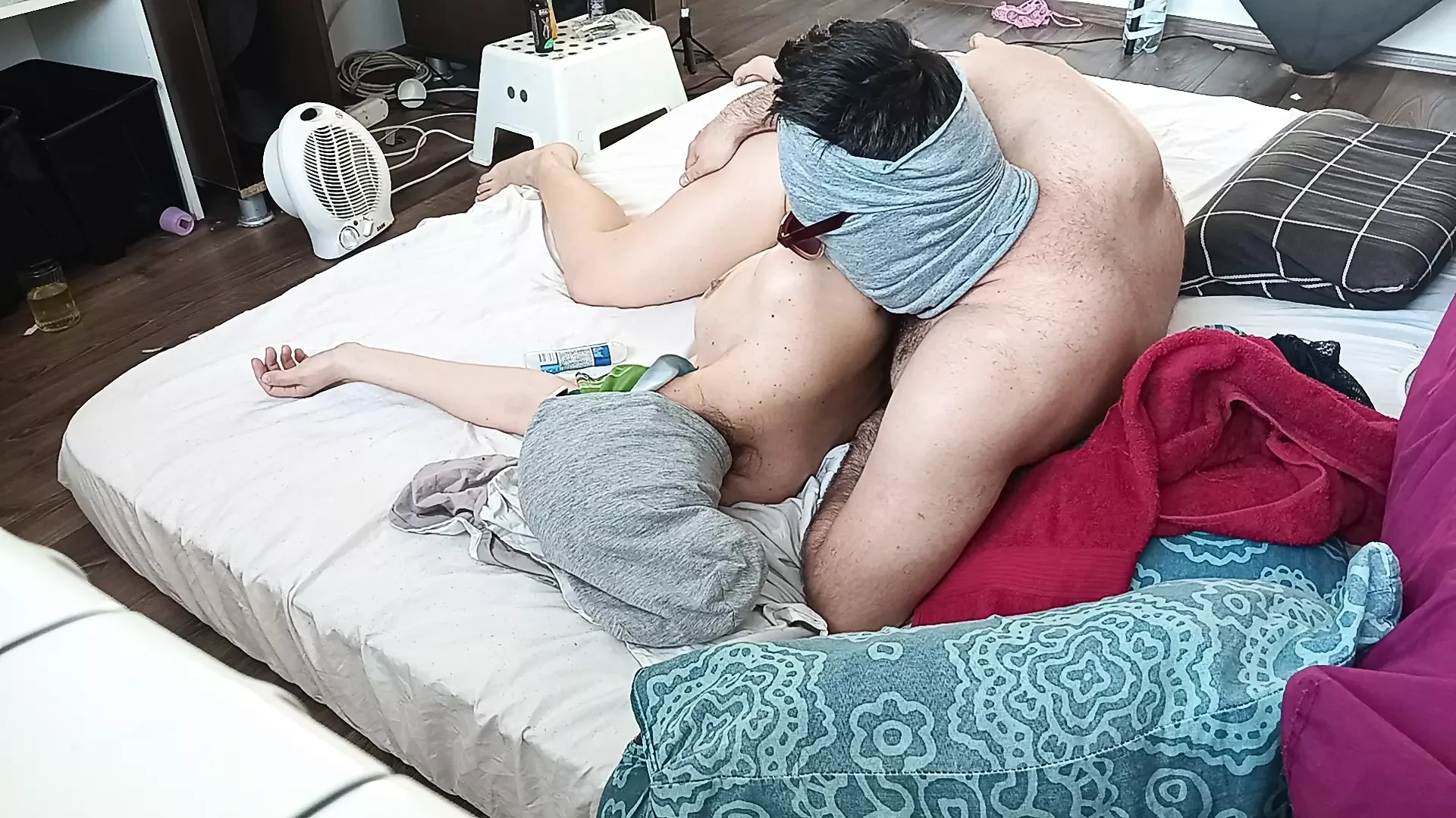 Amateur wife jerks me off until I.