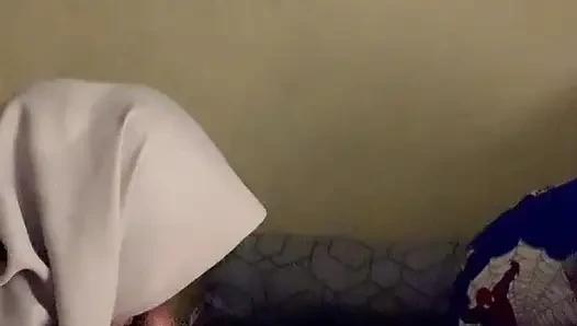 Sessizce üvey kız kardeşimin yarağını sikiyorum