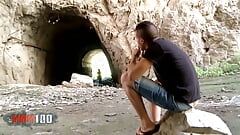 Dögös fekete tini Noemilk nagy kerek seggel baszik egy barlangban