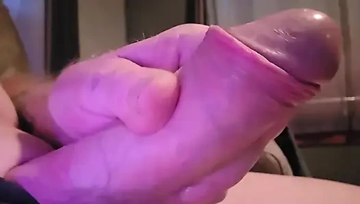 Bu yakışıklı yarakla oynuyor