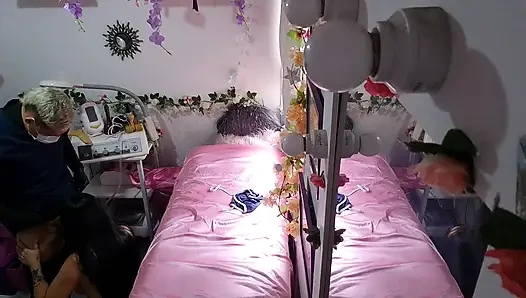 Aku bilang sama suamiku kalau aku mau pijat, tapi aku nggak bilang kalau tukang pijat itu adalah seorang pria