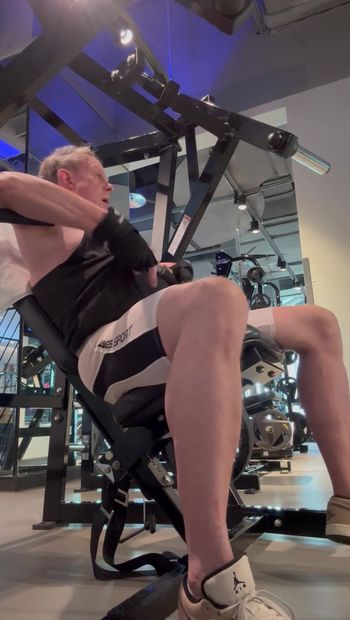 Fitnessapparatuur probeert naakt om de spieren beter te zien