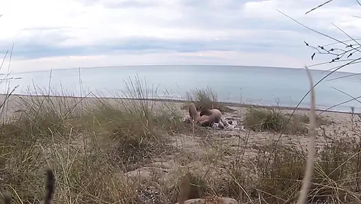 Bu guru perancis yang nakal nyepong kontol amatir di depan pantai sambil bugil sampai dicrot sperma - misscreamy