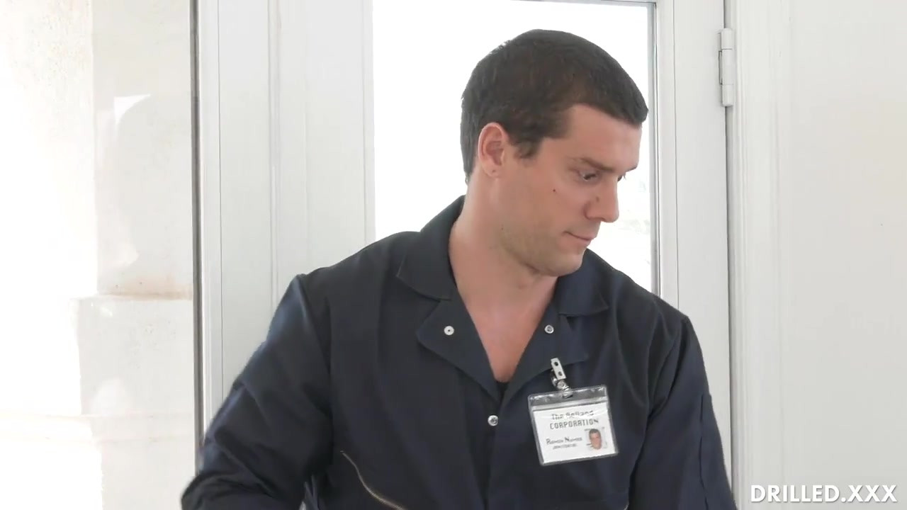 フェラチオ後に用務員が掘った秘書の尻