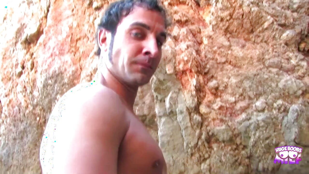 Une MILF se balade nue sur la plage et rejoint le couple pour baiser.