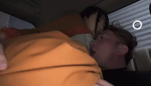 Gerginlik patlak verene kadar herkesin içinde öpüşüyor