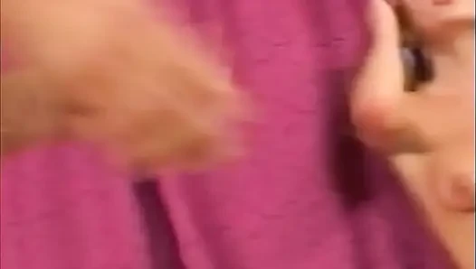 Cewek rambut pirang lagi asik ngentot sama cewek kulit putih raksasa