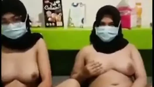 Jilbab lesbian minyak tubuh...