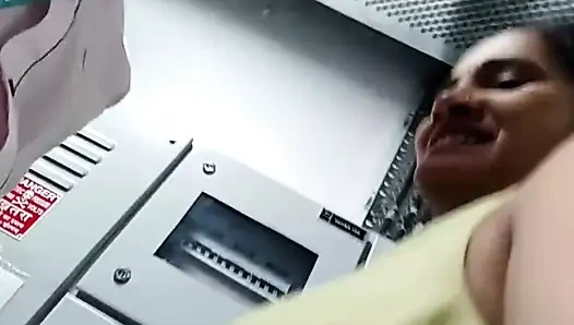 Индийскую жену трахнул босс в офисе