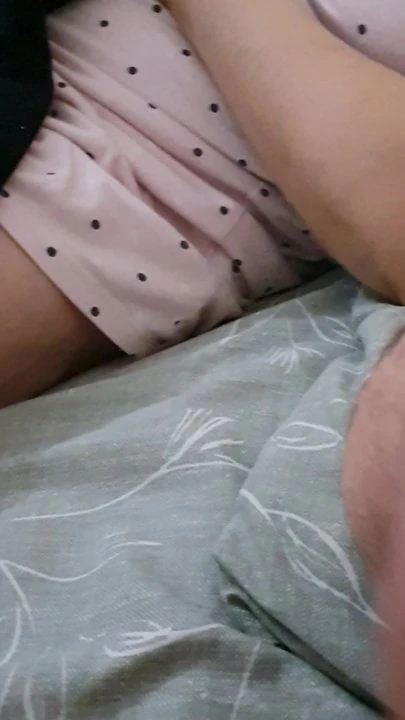 Chica musulmana mamada por la mañana en la habitación del hijastro
