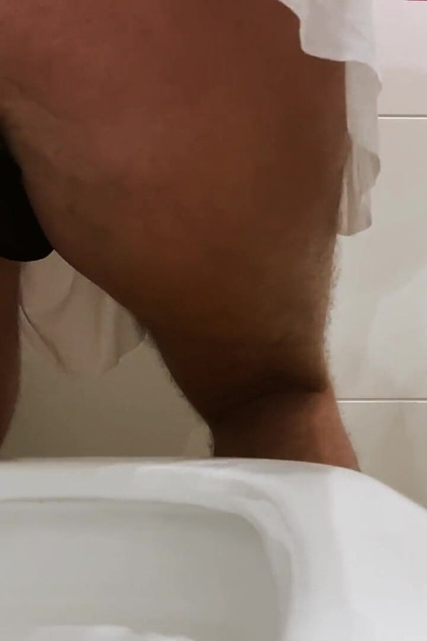 Crossdresser Con Un Gran Trasero En Minifalda Está Orinando