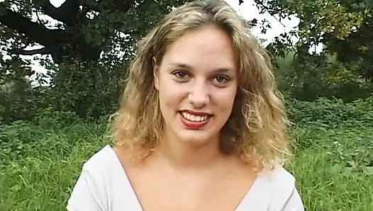 Cewek imut rambut pirang nyepong kontol ngaceng di luar ruangan