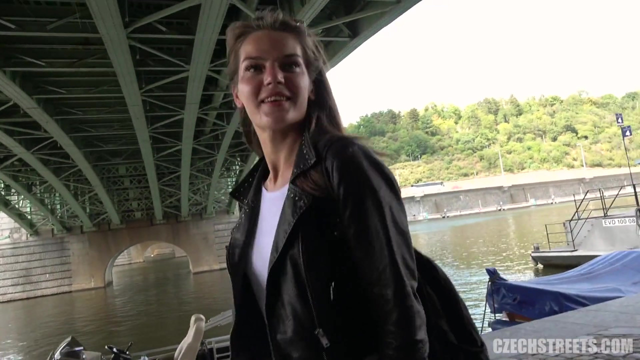 チェコの街 - 史上最もシャイな女の子
