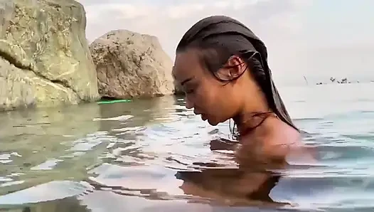 Monika Fox nackt an einem schönen ort
