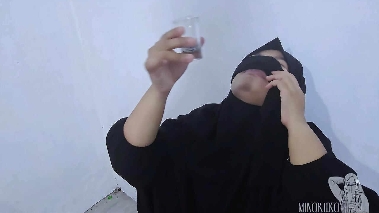Cette fille en hijab niqab adore la bite - compilation Minokiiko