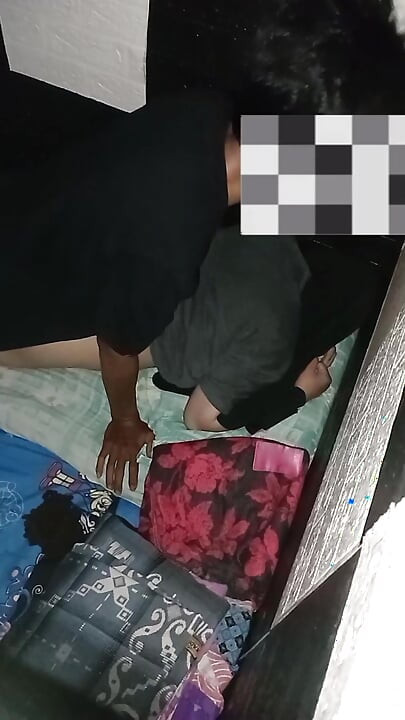 ヒジャブをかぶったアジア人女性の尻、彼女は痛みに叫びながらそれを楽しんでいる