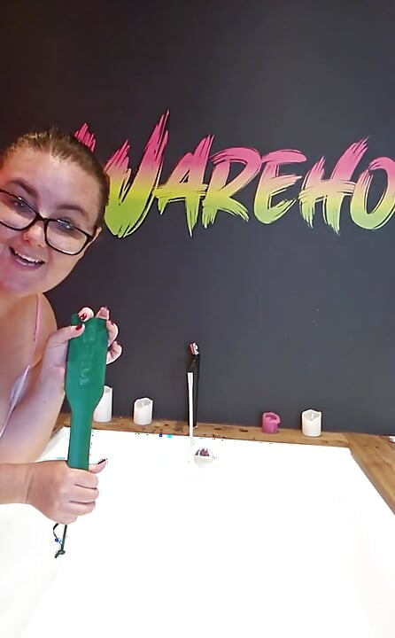 Ejaculează alături de mine în baie la Warehouse-X! Am jucării! Îmi voi aduce curul dacă te aduci pe tine