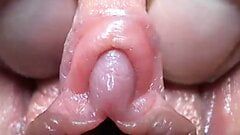 Primo piano clitoride squirt lattiginoso