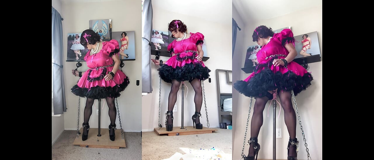 Ružičasta sissy sobarica Candy zaključana na svom stalku za dildo i jaše svoj štap
