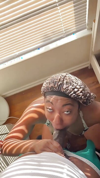 Tako napaljena dođi da stavi moje neuredno grlo na posao i gleda ceo ekran