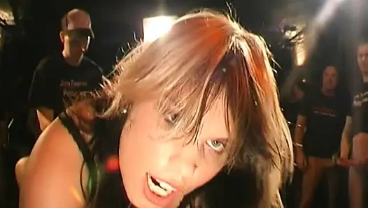 Sarışın Sürtük Vahşi Grup Sekste Büyük Yarakları Yutuyor