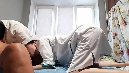 Dua perawat meniduri seorang pasien (fetish kaki, jilat memek, menjilati puting)