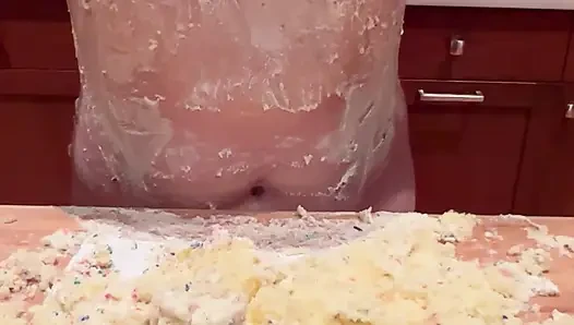 Üvey anne büyük göğüsleriyle doğum günü pastasını mahvediyor