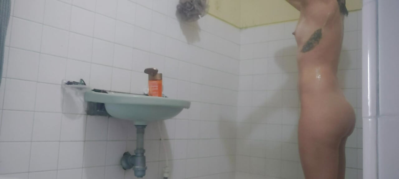 욕조에서 오일 마사지