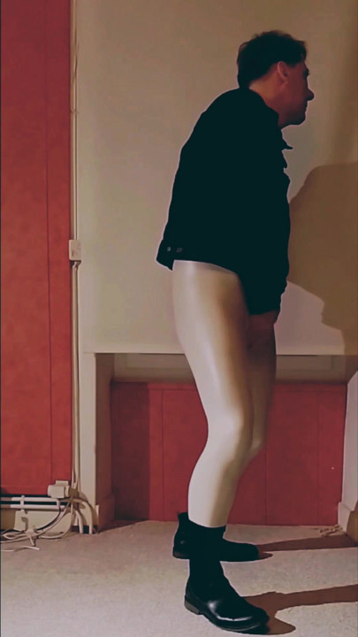 Cewek sange ini lagi asik masturbasi memeknya pakai legging vinyl warna putih