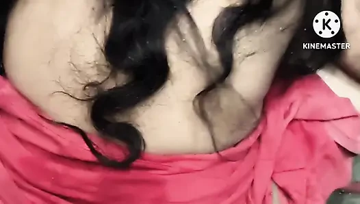 Bhabhi ji badet in Einsätzchen von kleinen schätzchen wie kleinen babby