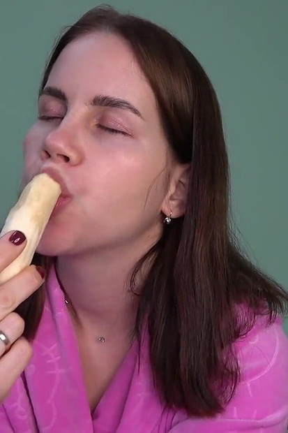 हॉट लाल बालों वाली Anna लंड चुसाई देती है और वीर्य निकालती है