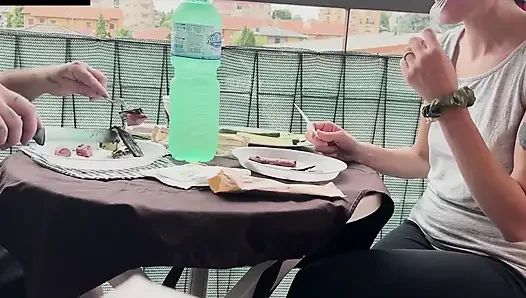 Lara isst Fleisch, dann fickt blowjob und creampie auf der couch