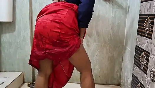 Hintli teyze serinlemek için banyo yaptı ve amına patlıcan sokarak eğlendi,