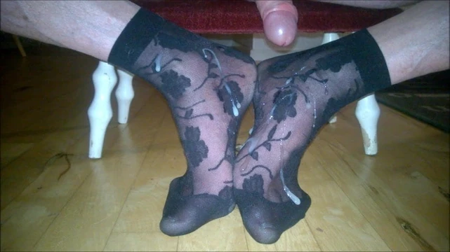 Cumshot on my own nylon feet