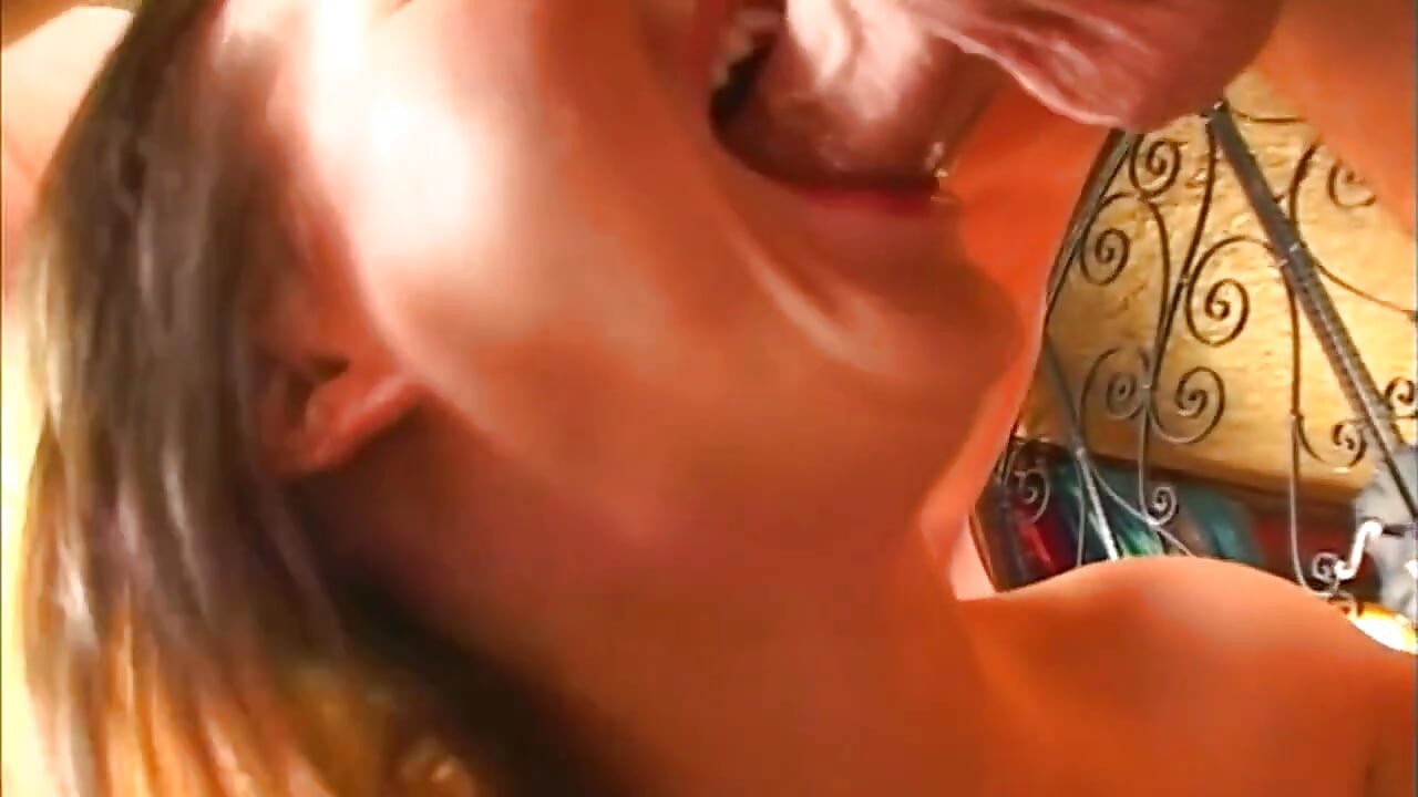 Verführerische brünette MILF zum schreienden orgasmus gefingert