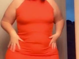 Wanita gemuk seksi menggoyang pantatnya yang lebar