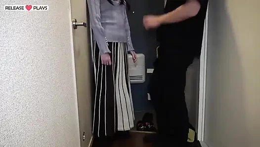 Kunjungan rumah tanpa sensor terungkap. Istri nakal yang udah nikah dan nggak di rumah saat suaminya lagi nggak di rumah