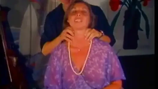 Ateşli vücutlu şehvetli orta yaşlı seksi kadın zebra ten kanepesinde şişman yarağı yalıyor ve okşuyor