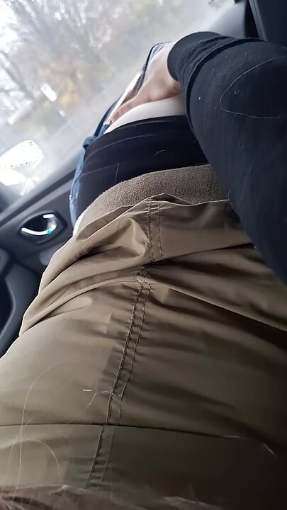 Fette deutsche Schlampe bläst in einem öffentlichen Auto und schluckt Sperma