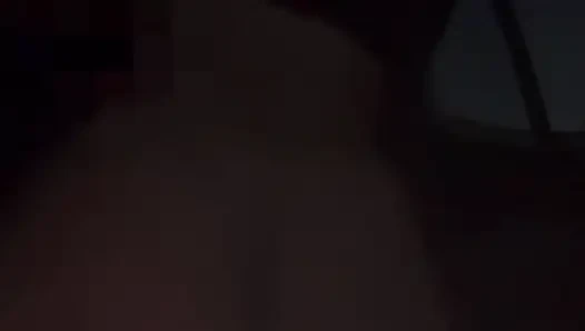 Menunggangi kontol di kursi belakang