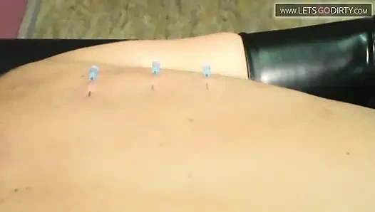 Ateşli adam sırtına ve götüne vibratör takılmışken eğleniyor